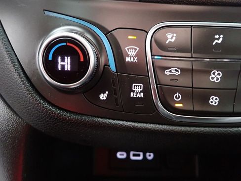 Used 2019 Chevrolet Equinox LT image 3