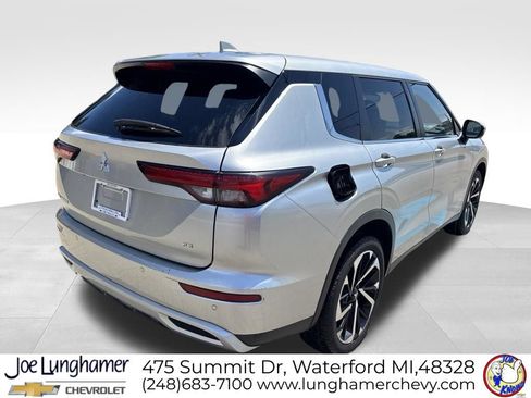 Used 2023 Mitsubishi Outlander SE FWD image 3