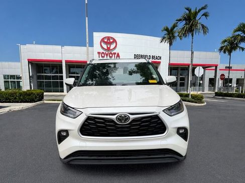 Used 2021 Toyota Highlander XLE FWD image 2