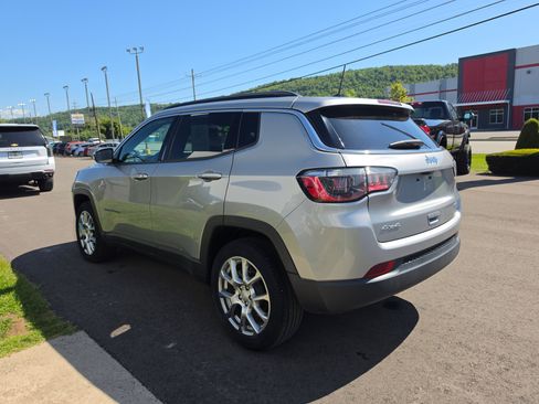 Used 2023 Jeep Compass Latitude w/ Sun and Sound Group AWD/4WD image 6