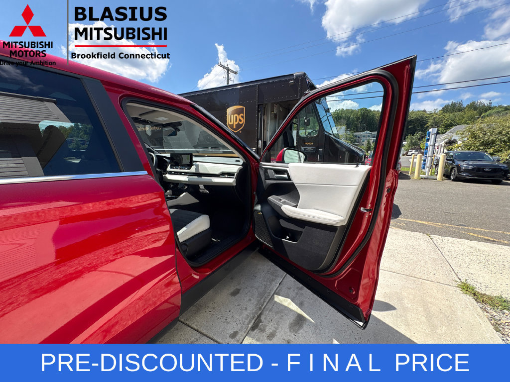 Used 2025 Mitsubishi Outlander SE AWD/4WD image 45