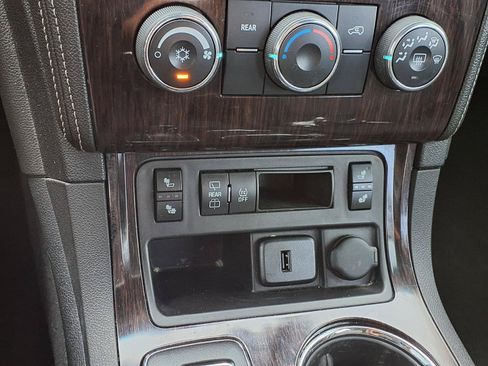 Used 2017 Chevrolet Traverse LT w/ Style and Technology Package FWD image 7