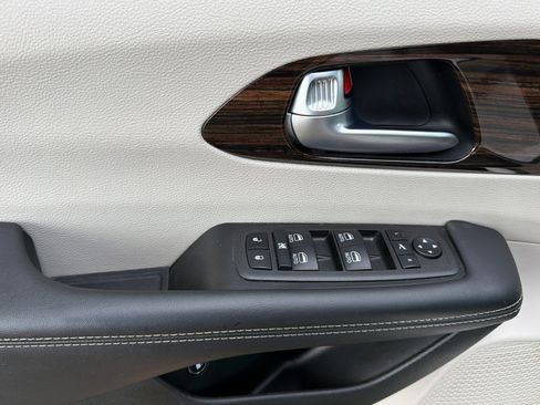 Used 2023 Chrysler Pacifica Limited FWD image 8
