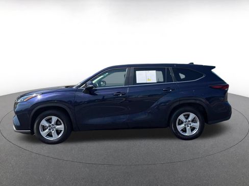 Used 2025 Toyota Highlander LE FWD image 8