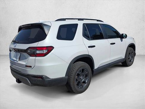 Used 2025 Honda Pilot TrailSport image 5