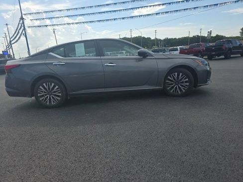 Used 2025 Nissan Altima 2.5 SV FWD image 4