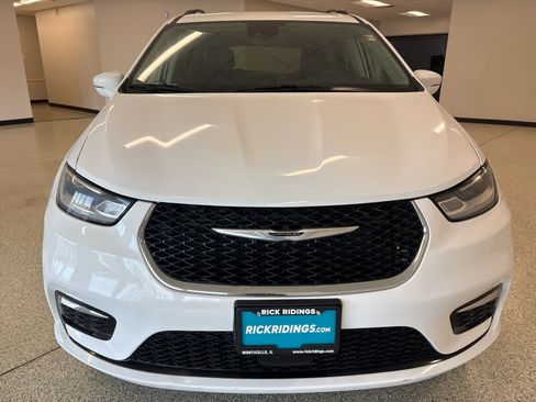 Used 2022 Chrysler Pacifica Touring-L FWD image 2