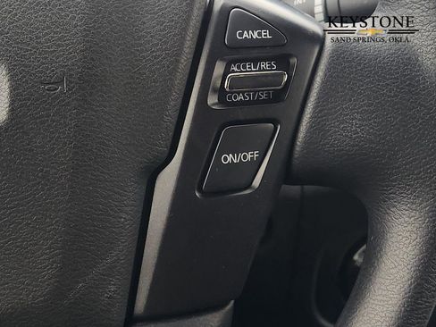 Used 2024 Nissan Frontier SV image 28