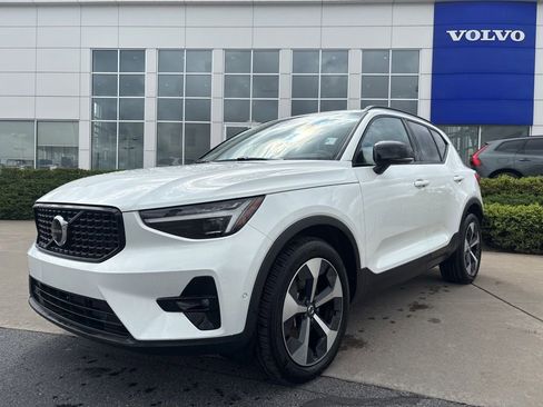 Certified 2026 Volvo XC40 B5 Plus AWD/4WD image 2
