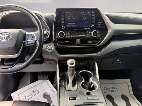 Used 2022 Toyota Highlander XLE FWD image 11