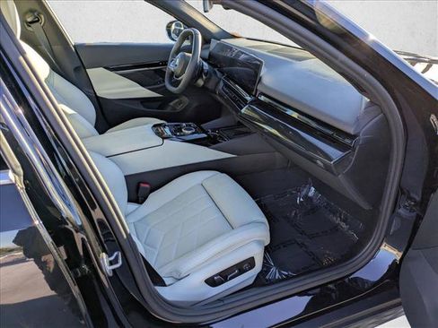 Certified 2025 BMW 530i image 22