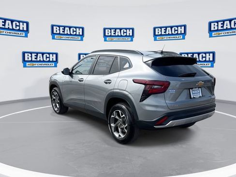 Used 2025 Chevrolet Trax LT w/ LT Convenience Package FWD image 6