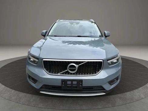Used 2021 Volvo XC40 T4 Momentum FWD image 2