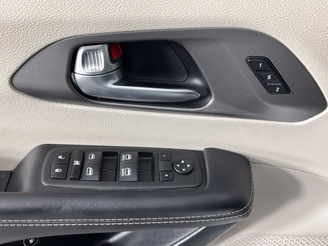 Used 2023 Chrysler Pacifica Touring-L FWD image 16