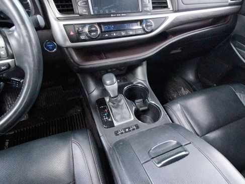 Used 2017 Toyota Highlander Limited image 9