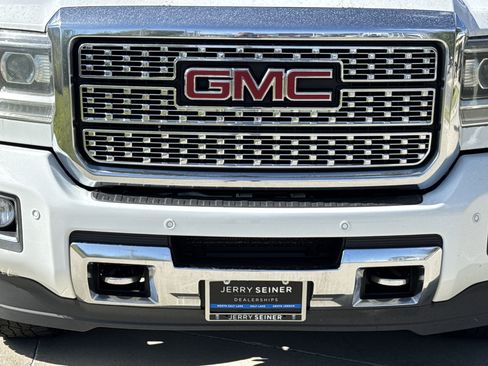Used 2018 GMC Sierra 2500 Denali w/ Duramax Plus Package AWD/4WD image 9