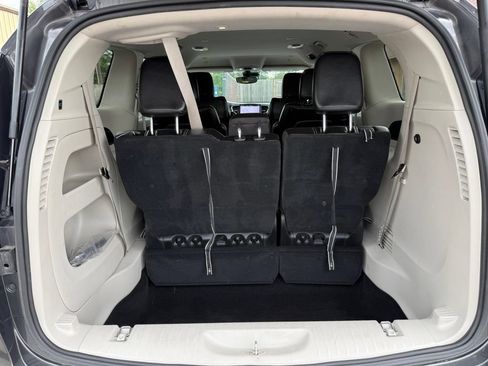 Used 2023 Chrysler Pacifica Touring-L FWD image 15