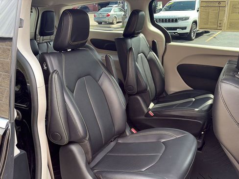 Used 2024 Chrysler Pacifica Limited FWD image 26