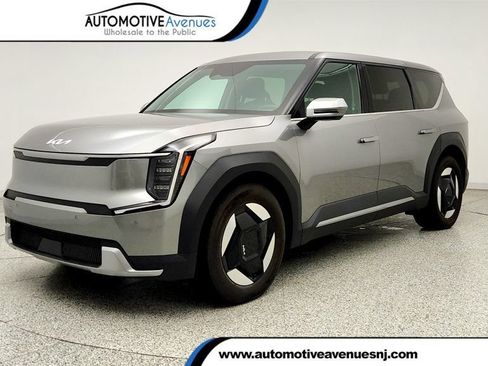 Used 2024 Kia EV9 Light Long Range RWD image 1