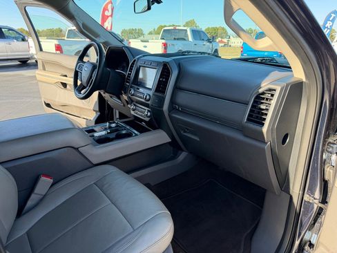 Used 2021 Ford Expedition XLT image 14