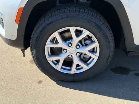 Used 2022 Jeep Grand Cherokee Limited w/ Luxury Tech Group II image 12