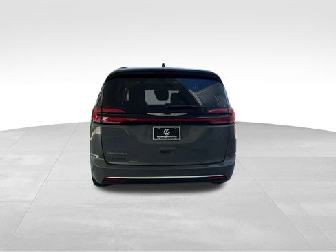 Used 2022 Chrysler Pacifica Touring-L image 4