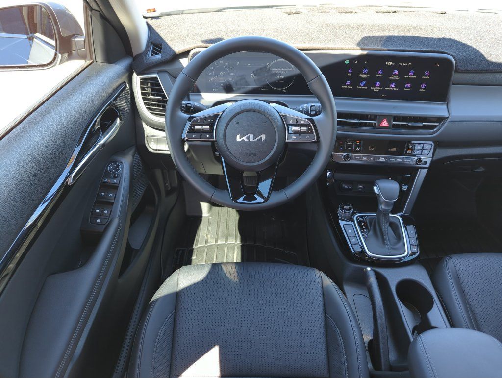 Used 2026 Kia Seltos EX FWD image 14