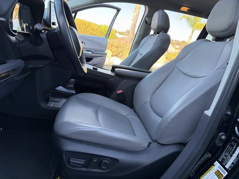 Used 2024 Toyota Sienna XLE FWD image 35