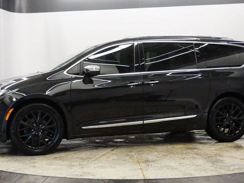 Certified 2018 Chrysler Pacifica Limited image 2