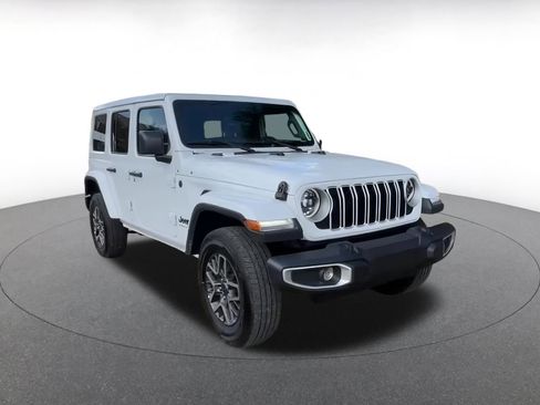 Used 2025 Jeep Wrangler Sahara image 3