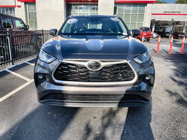 Used 2023 Toyota Highlander XLE FWD image 3