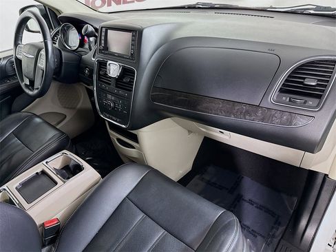 Used 2014 Chrysler Town & Country Touring-L w/ Driver Convenience Group image 34