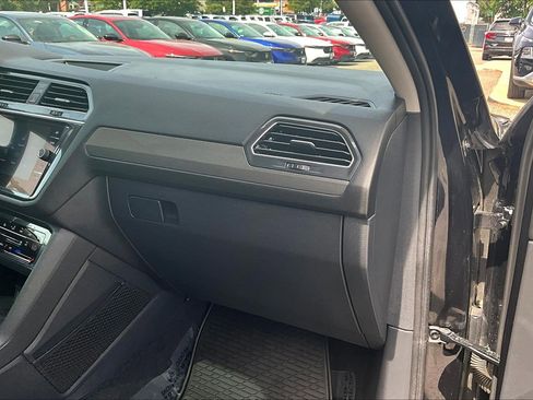 Used 2022 Volkswagen Tiguan SE w/ Panoramic Sunroof Package AWD/4WD image 16