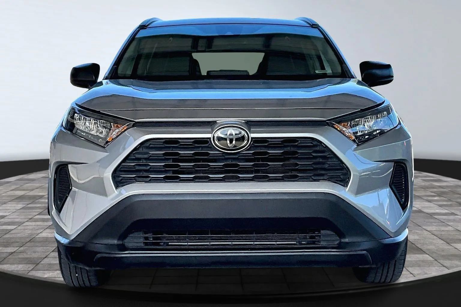 Used 2019 Toyota RAV4 LE FWD image 2
