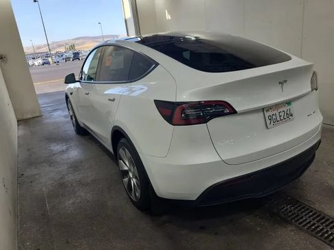 Used 2023 Tesla Model Y Long Range AWD/4WD image 2
