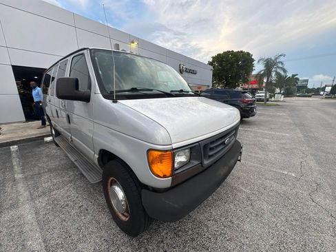 Used 2006 Ford E-350 and Econoline 350 XLT RWD image 4