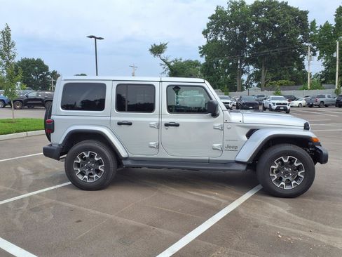 Used 2024 Jeep Wrangler Unlimited Sahara w/ Technology Group AWD/4WD image 2