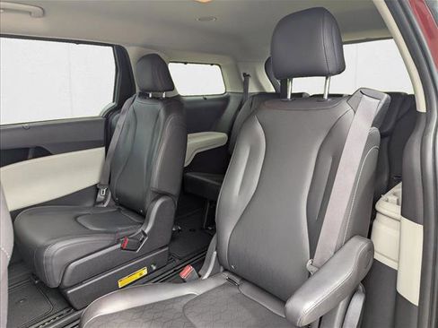 Used 2024 Kia Carnival EX image 20