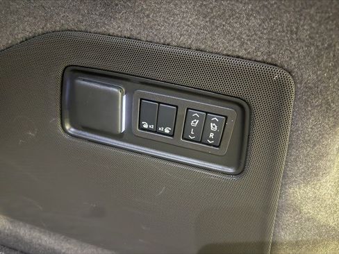 Used 2025 Cadillac Escalade Premium Luxury image 16