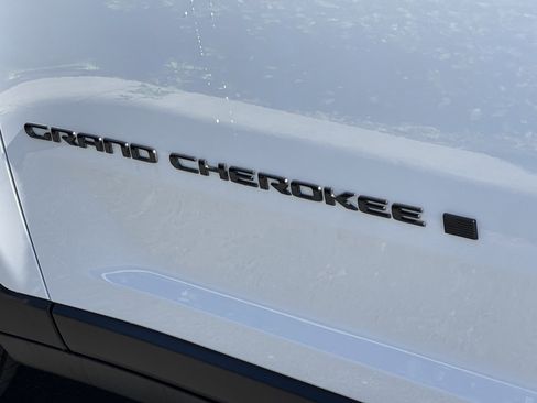 New 2025 Jeep Grand Cherokee L Laredo image 11