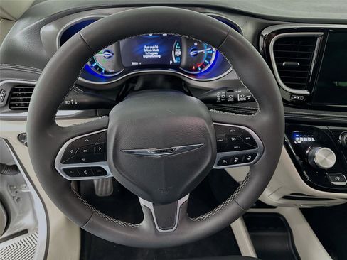 Used 2024 Chrysler Pacifica Select image 18