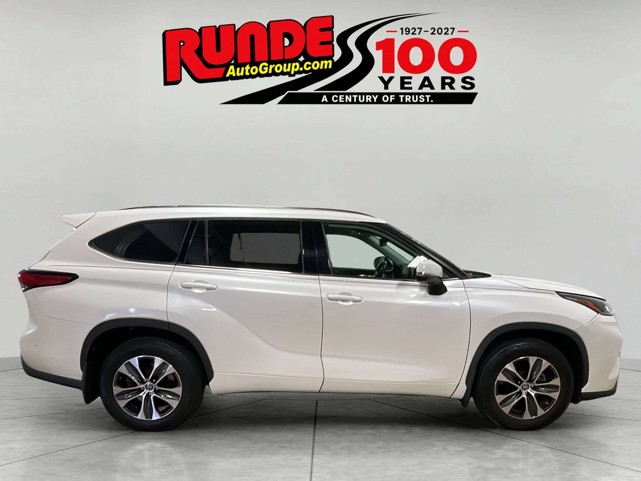 Used 2021 Toyota Highlander XLE AWD/4WD image 6