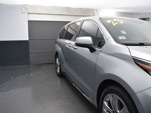 Used 2023 Toyota Sienna Platinum image 31