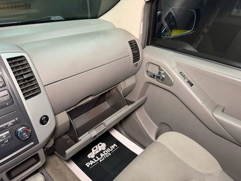 Used 2010 Nissan Frontier SE image 37