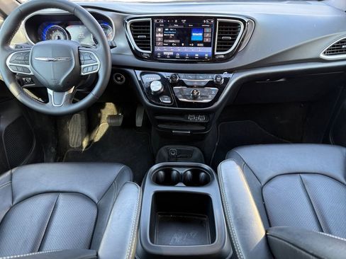Certified 2025 Chrysler Pacifica Select image 10