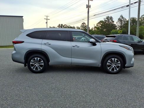 Used 2023 Toyota Highlander XLE AWD/4WD image 3
