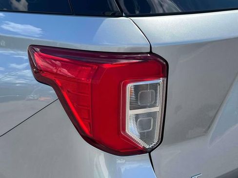 Used 2022 Ford Explorer XLT w/ Equipment Group 202A AWD/4WD image 12