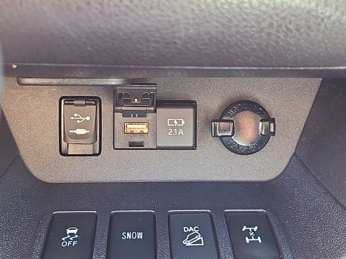 Used 2019 Toyota Highlander XLE AWD/4WD image 11