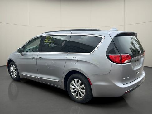 Used 2017 Chrysler Pacifica Touring-L image 5