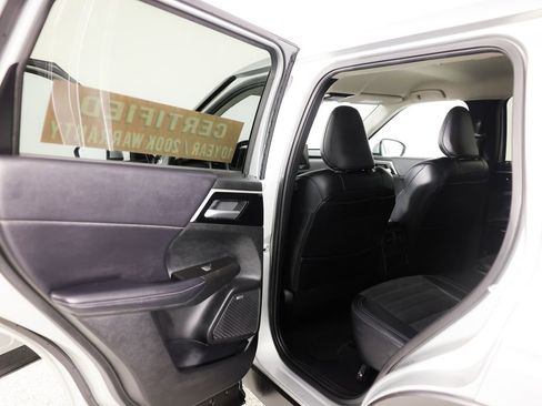 Used 2025 Mitsubishi Outlander SE image 17